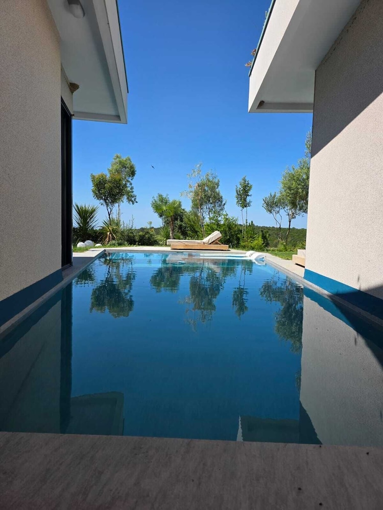 Design Villa, 4 Bedrooms, Sea View, Courtyard Area