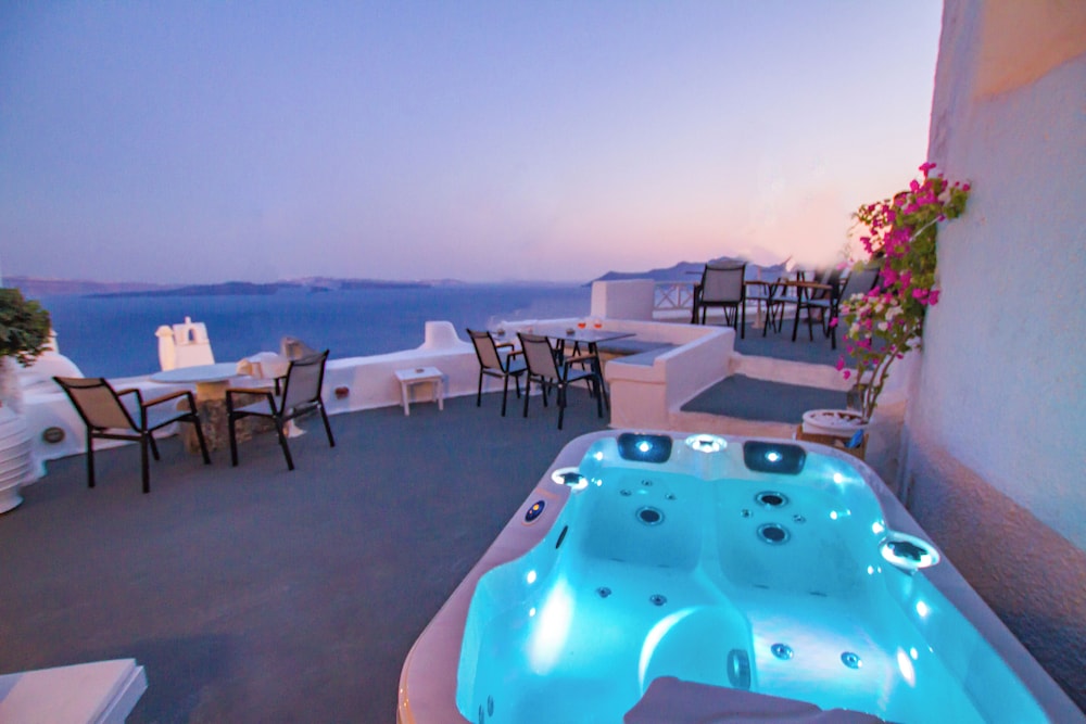 Superior Cave Suite with Hot Tub & Caldera View - Photo 10