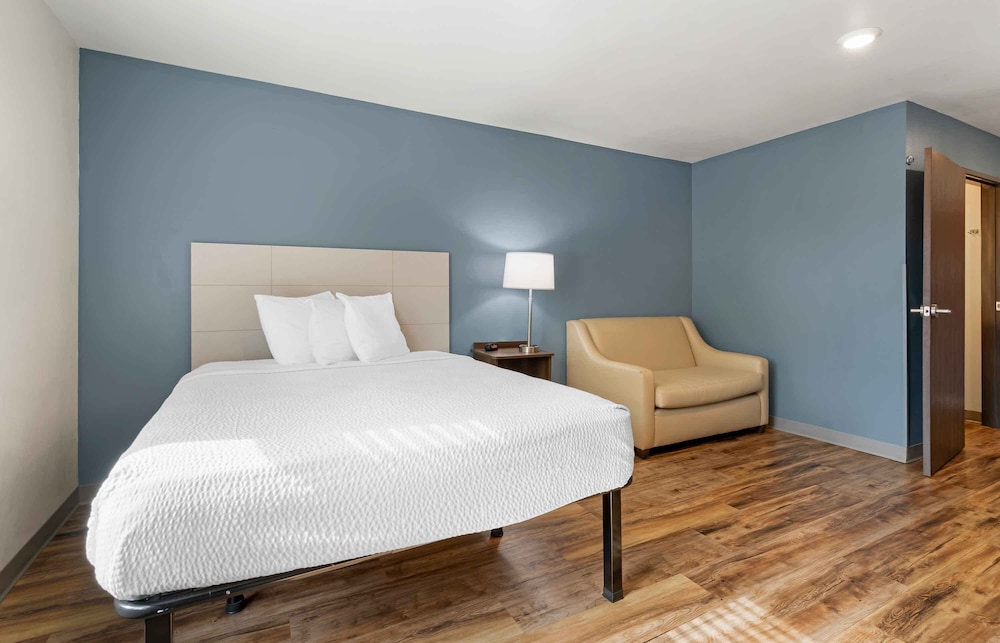 Deluxe Studio, 1 Queen Bed with Sofa bed, Non Smoking, Refrigerator & Microwave photo 2