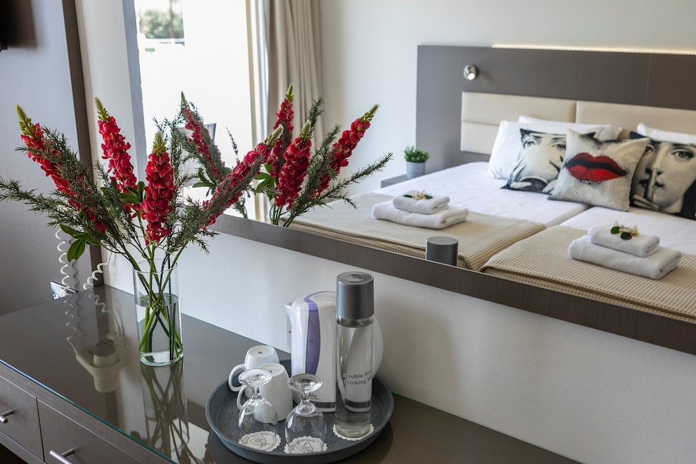 Double or twin inland-view room - Photo 9