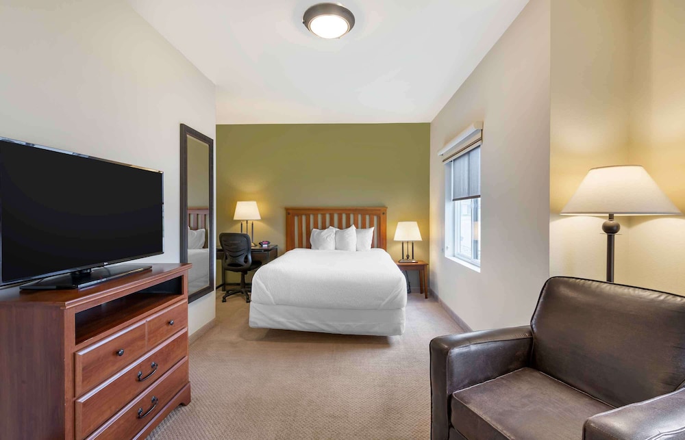 Deluxe Studio, 1 Queen Bed, Non Smoking, Refrigerator & Microwave photo 2