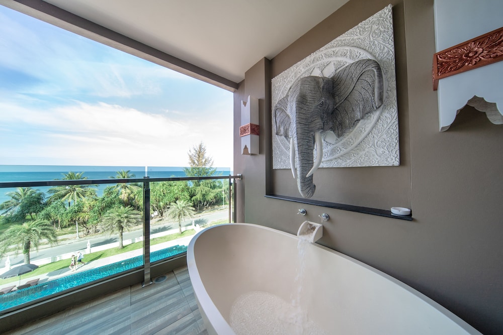 Deluxe Room with Sea View photo 2