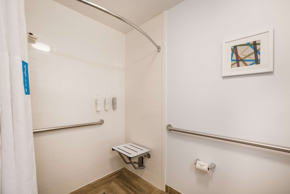 Room, Accessible, Non Smoking - Photo 8