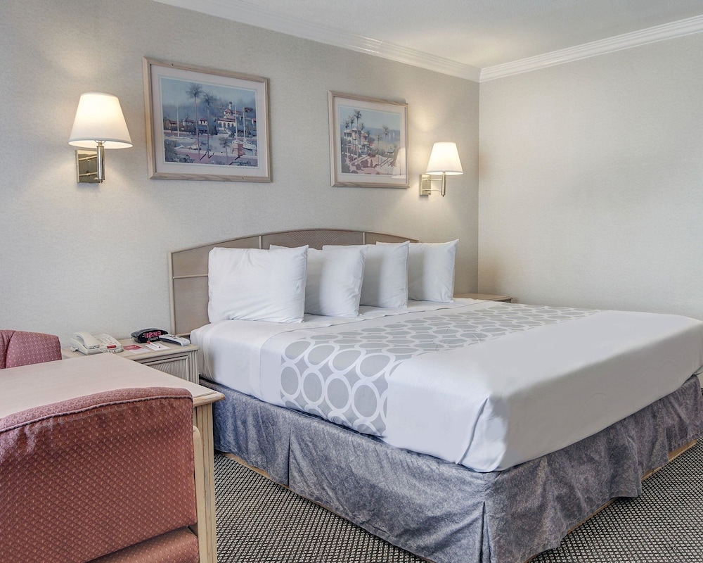 Standard Room, 1 King Bed, Non Smoking - Photo 3