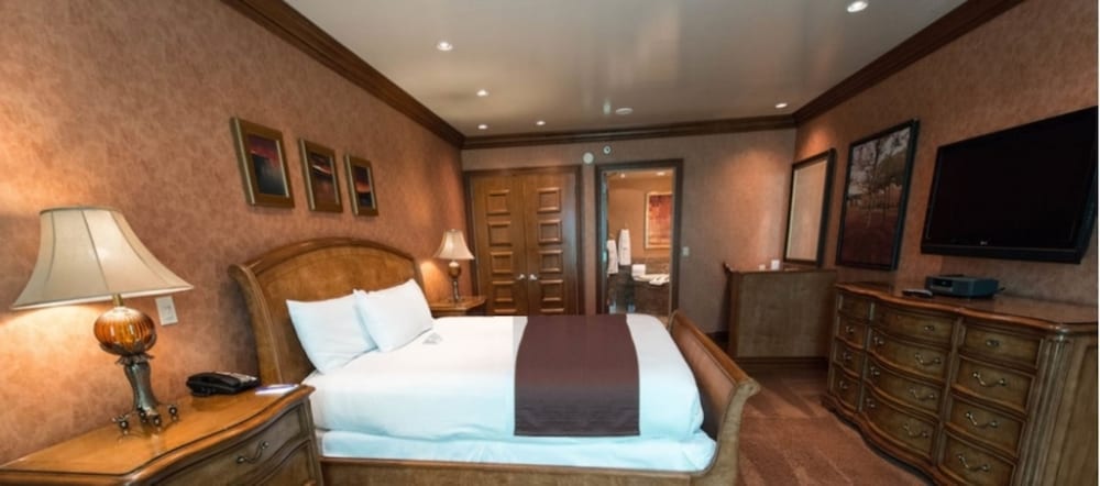 Specialty 1 Bedroom Suite thumbnail 5