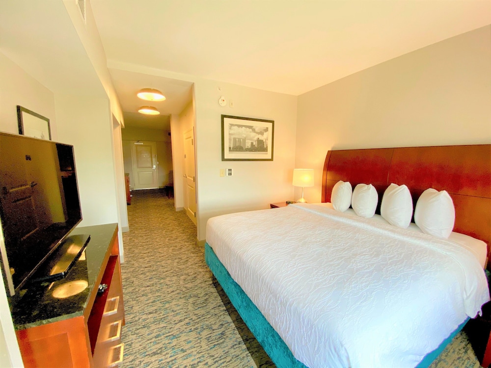 Junior Suite, 1 King Bed, Accessible - Photo 3