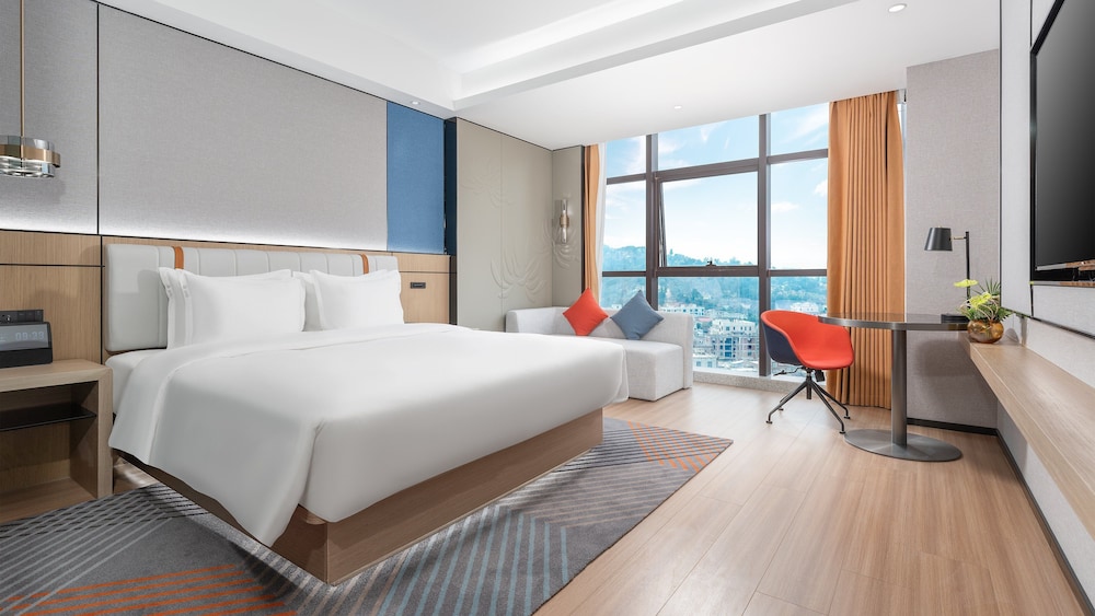 Standard Room, 1 King Bed, Mountain View (High Floor) photo 2