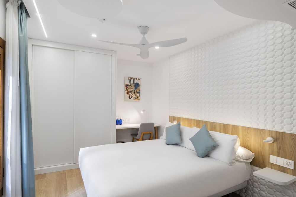 Standard Single Room (NO access to Pool/Rooftop) photo 2