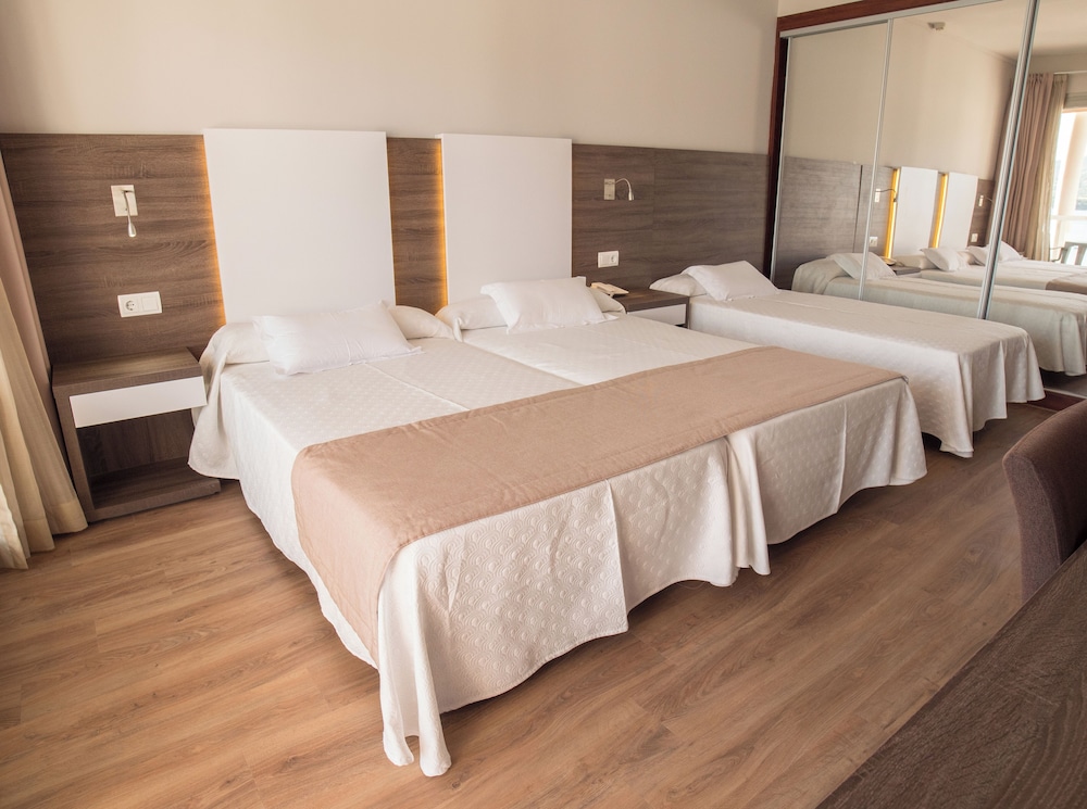 Standard Triple Room, 3 Twin Beds, Balcony, Sea View