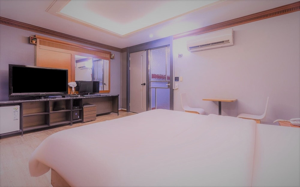 Economy Room (1) (Check-in 8PM on Sat. & the day before holiday) photo 2