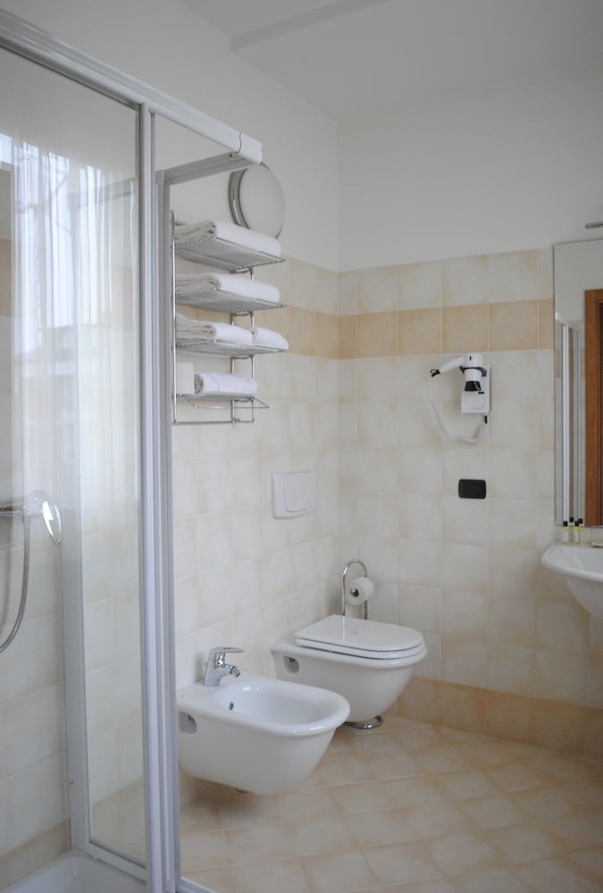 Standard Double Room - Photo 4
