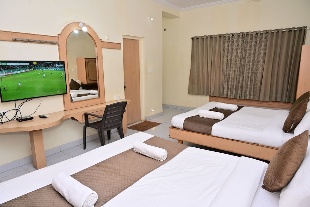 Family Quadruple Room, 2 Queen Beds, Balcony, Garden View photo 1