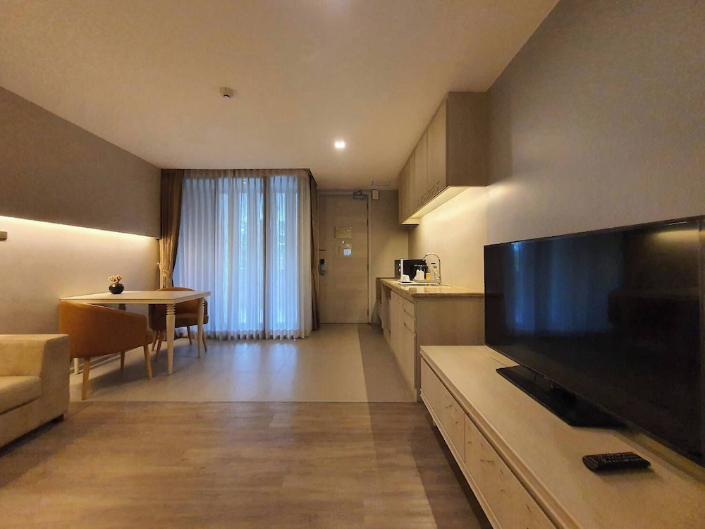 Suite, Pool View - Photo 8