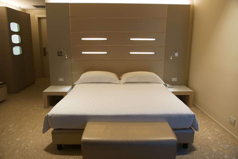 Deluxe Room, 1 King Bed, Non Smoking - Photo 5