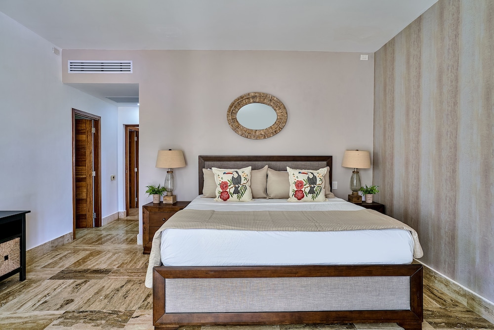Deluxe Condo, 2 Bedrooms, Ocean View, Poolside