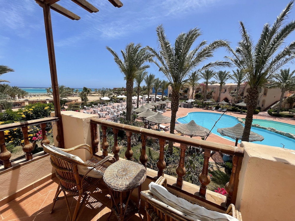 Standard Double Room, 1 Bedroom, Pool View - Photo 3