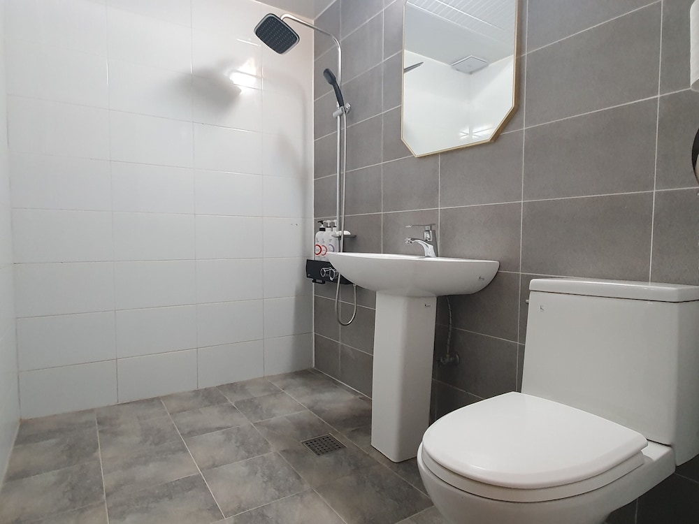 Standard Room, Non Smoking, Ocean View - Photo 5