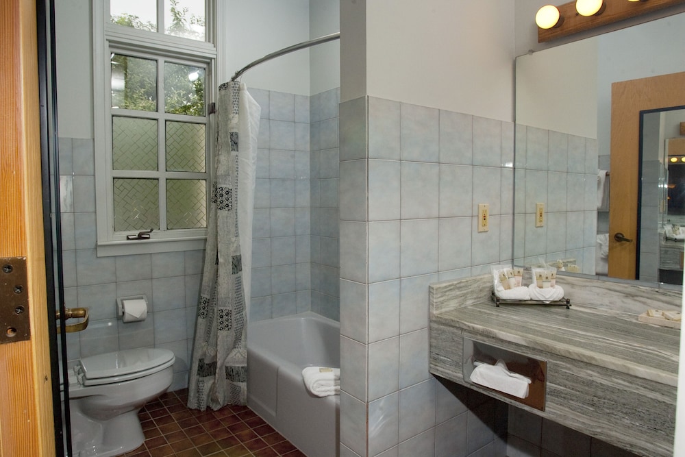 Traditional King Room - Photo 10