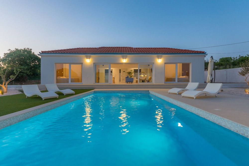 Villa photo 3