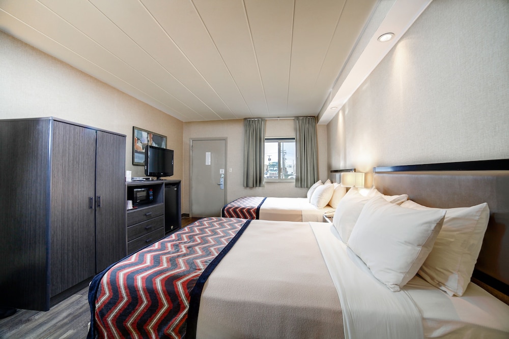 Traditional Room, 2 Queen Beds, Non Smoking - Photo 2