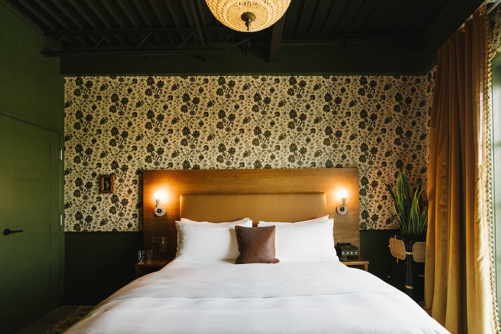 Signature Room, 1 King Bed, Non Smoking (Medium)