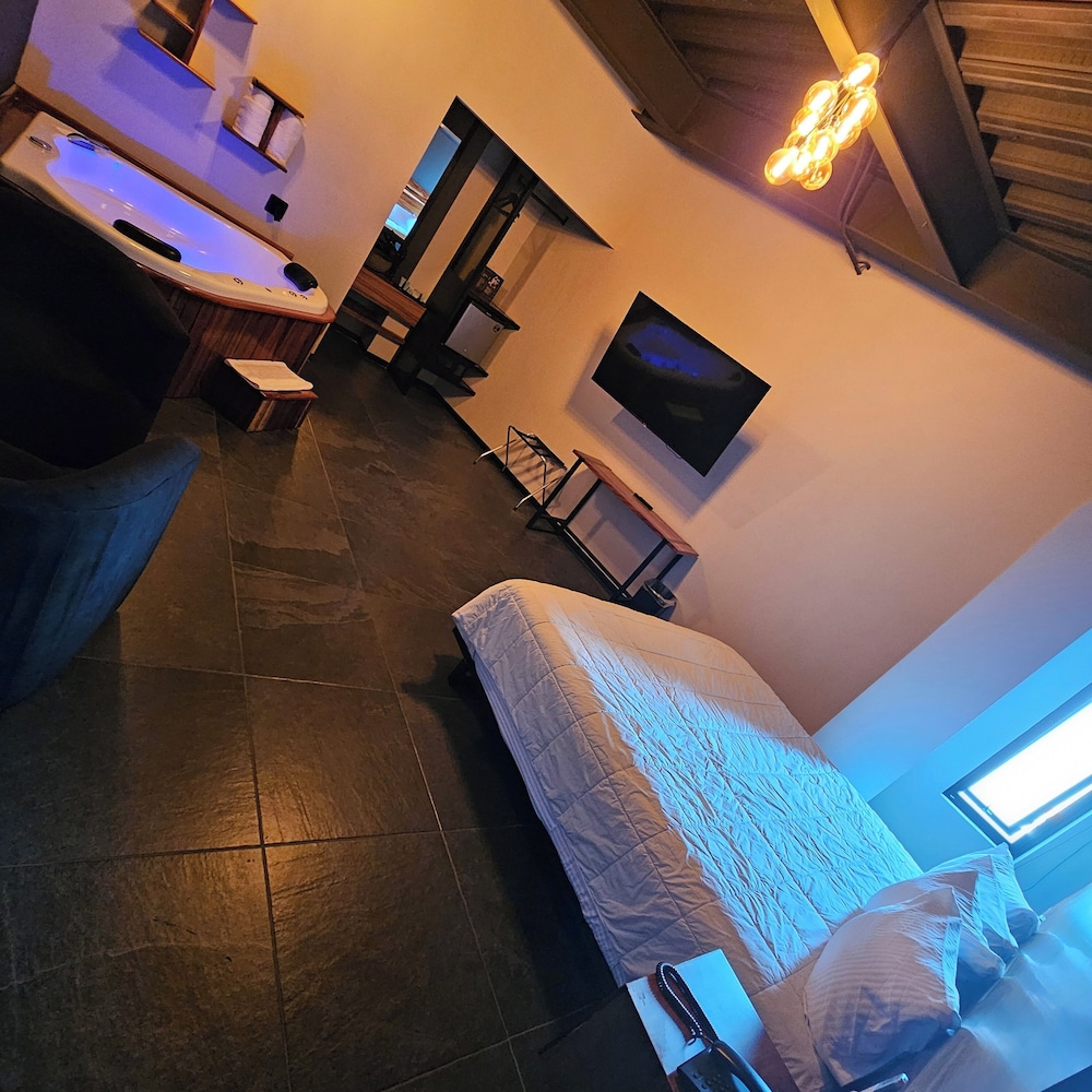 Suite, Hot Tub - Photo 4