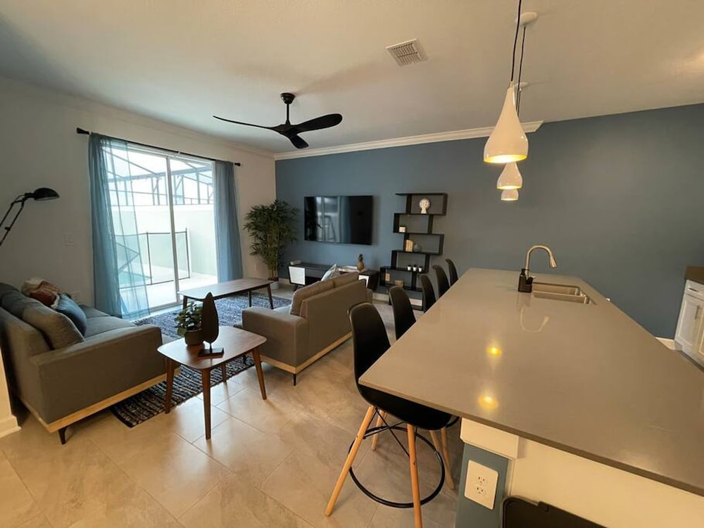 SL 4Br Walking Distance to Club, Photo 2