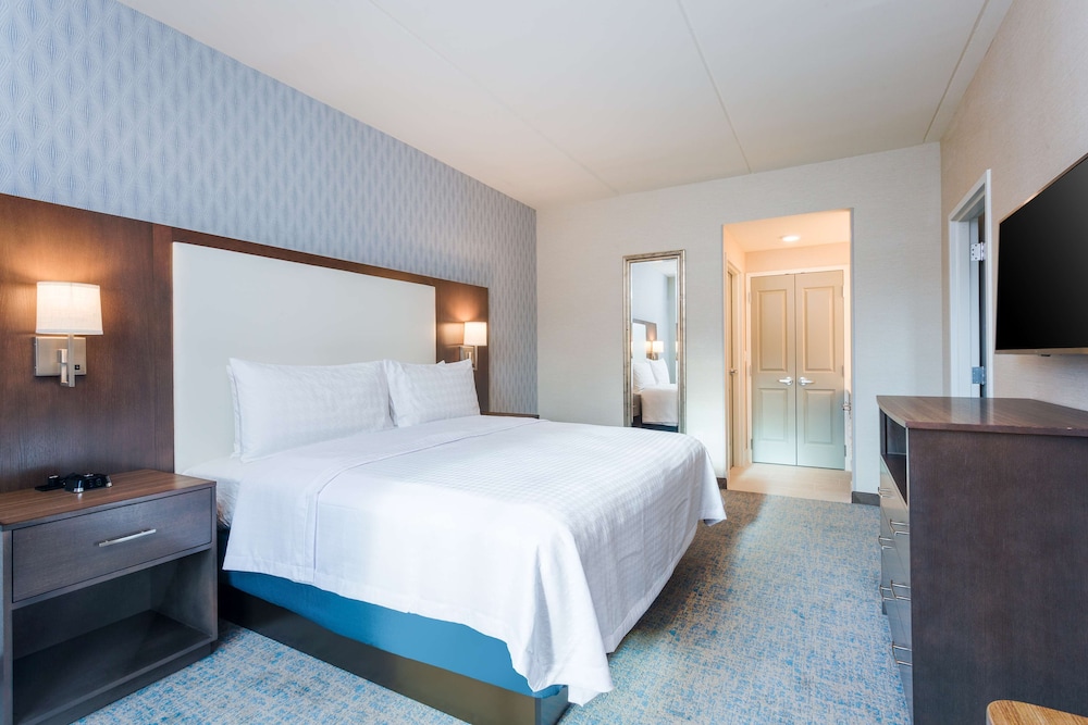 Suite, 1 King Bed, Accessible (Hearing) - Photo 3