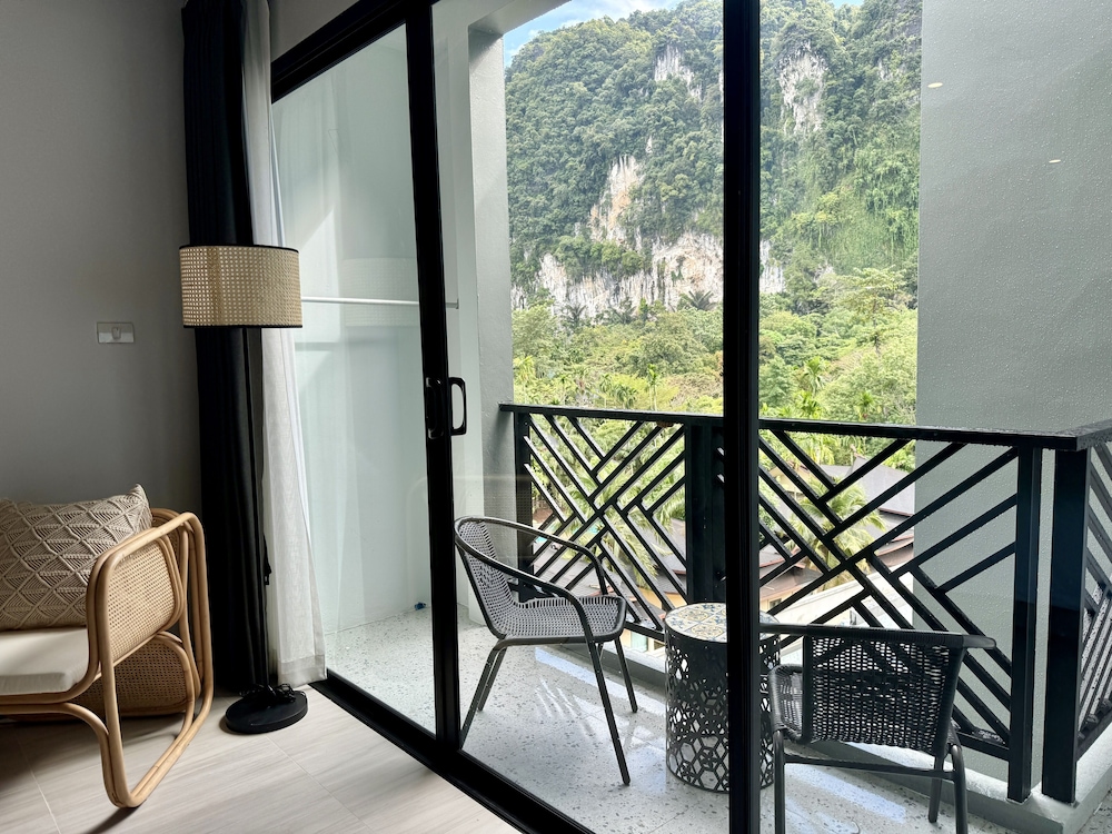 Superior Room, 1 King Bed, Pool View - Photo 5