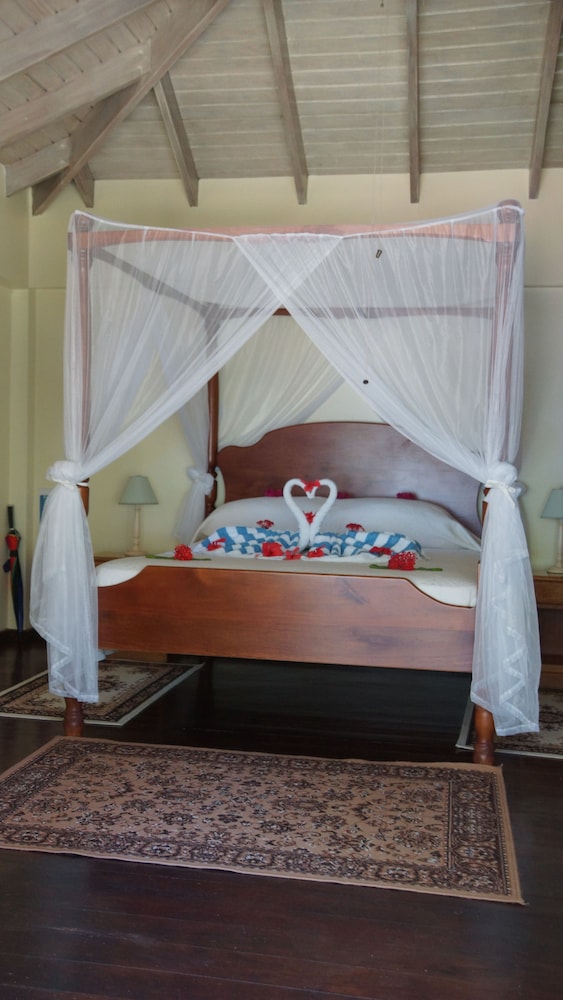 Bed & Sleeping Area