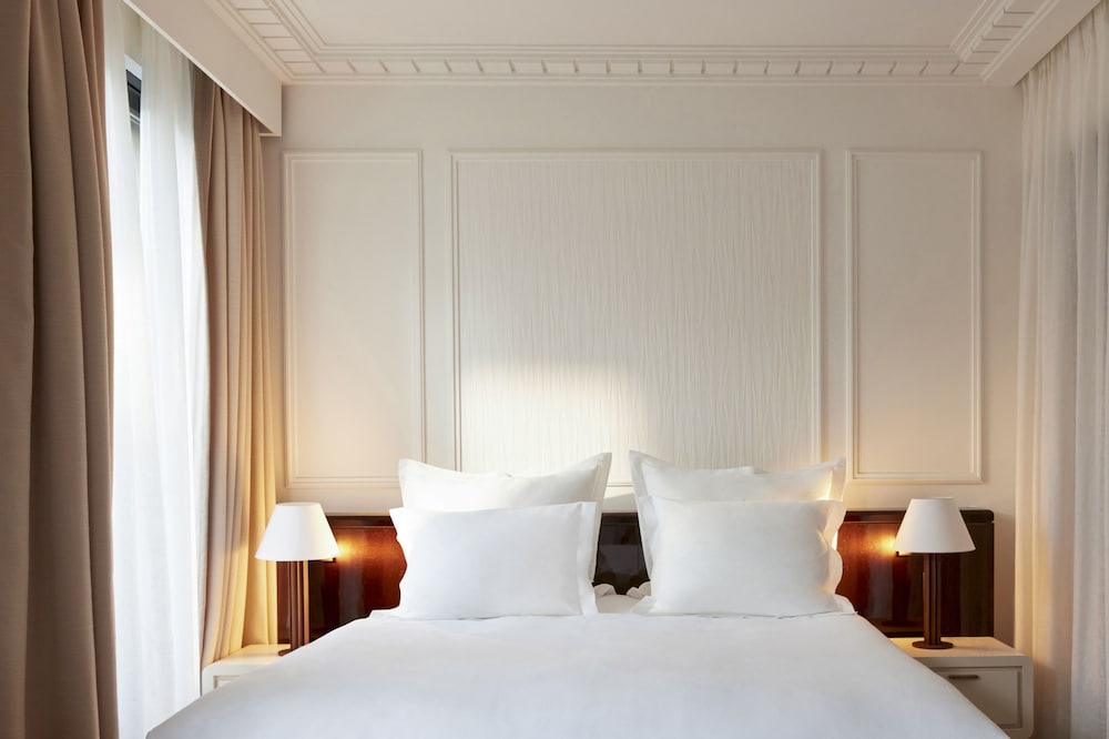 Deluxe Room, 1 King Bed photo 3