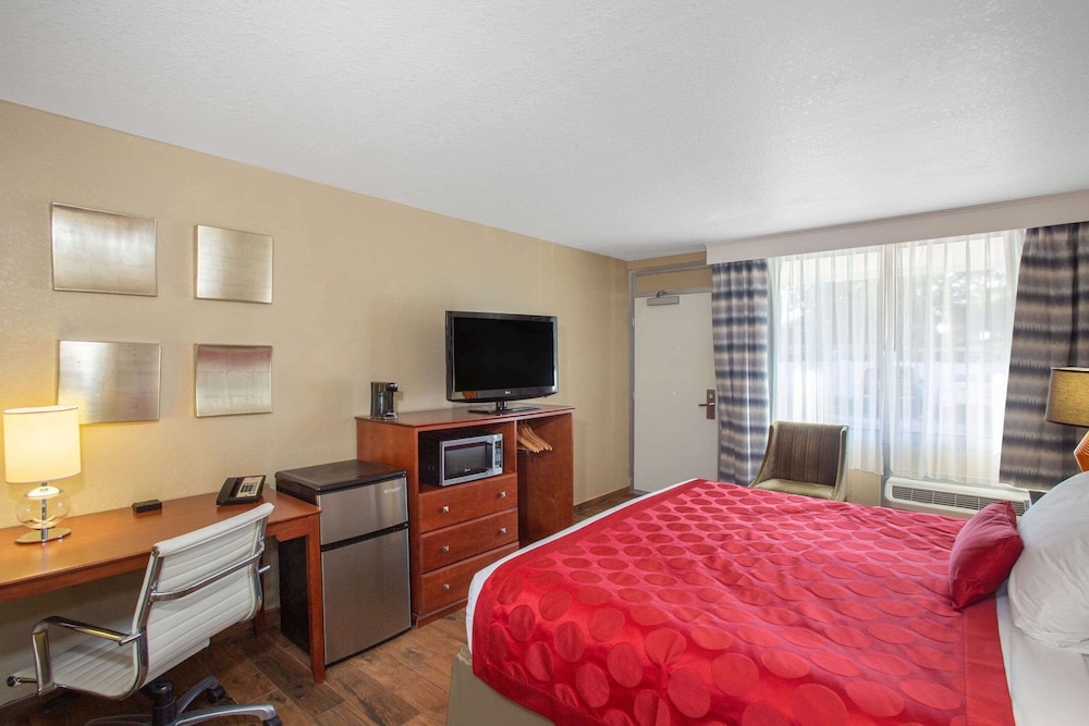 1 King Bed Deluxe Room, Non-Smoking - Photo 1