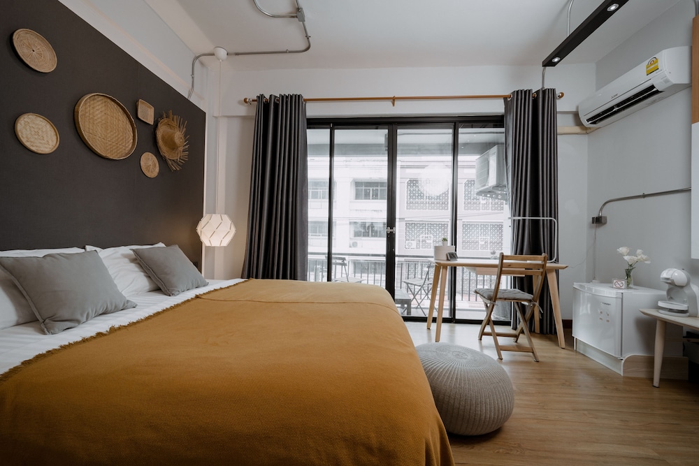 Deluxe Double Room with Balcony - Photo 4