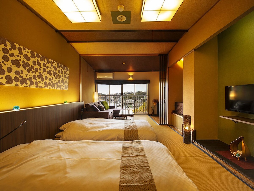 Japanese-style room overlooking Saikazaki fishing port [8 tatami mats+Japanese-style twin bed] (Non-