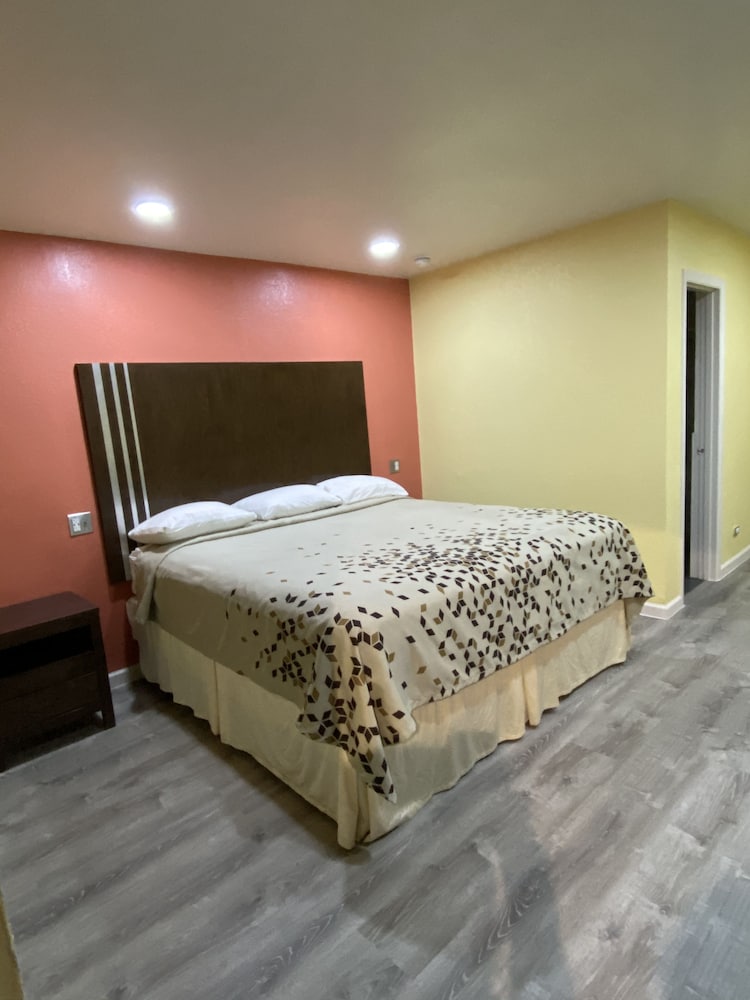 Standard Room, 1 King Bed, Non Smoking photo 2
