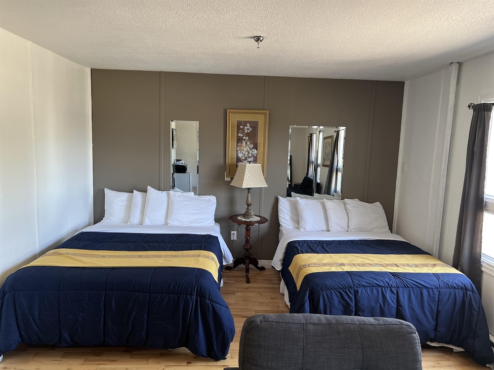 Standard Room, 2 Queen Beds, Non Smoking, Sea View (Larger Room;with Sofabed) photo 1