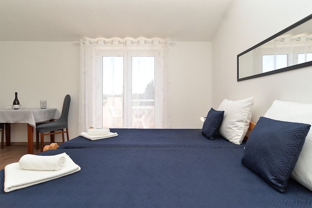 Apartment, 1 Bedroom (596/1439)