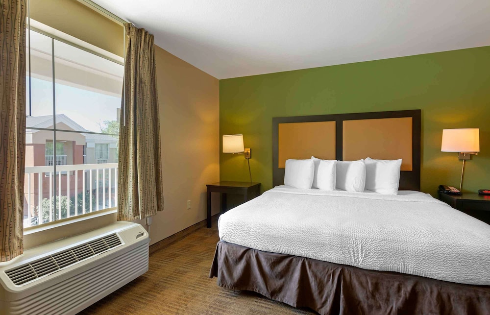 Deluxe Studio, 1 King Bed With Sofa Bed, Accessible, Non Smoking photo 2