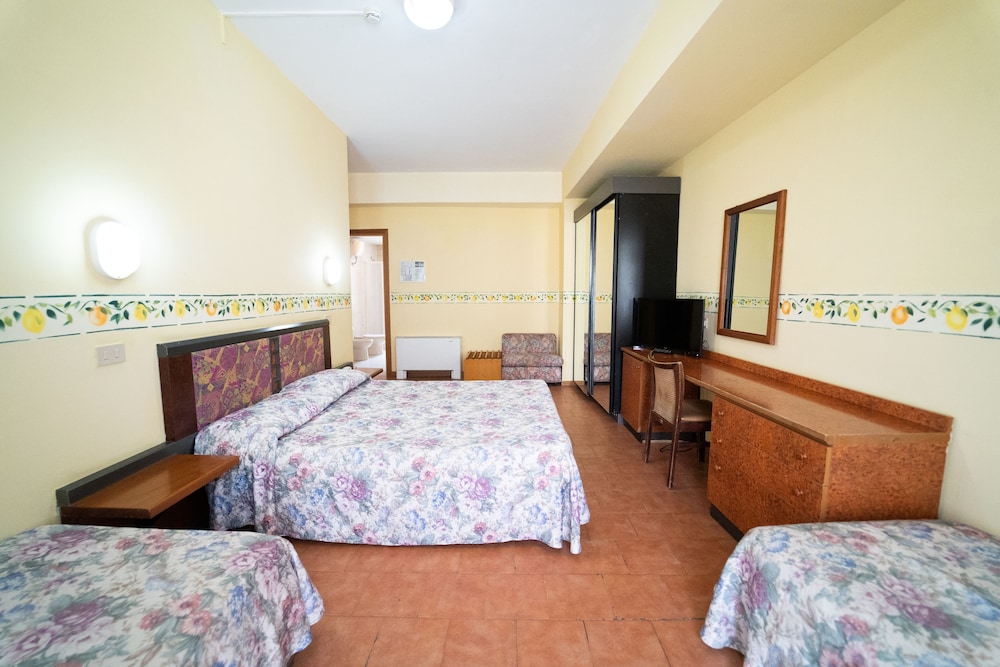 Quadruple Room - Photo 9