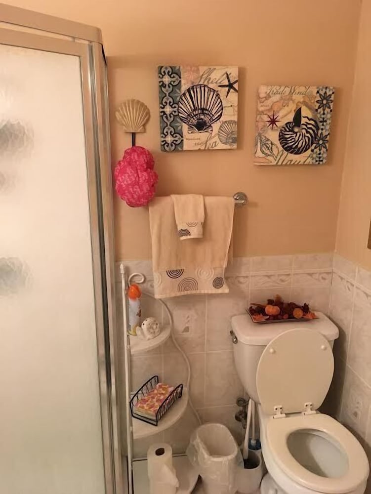 Sage Room - Shared Bath photo 3