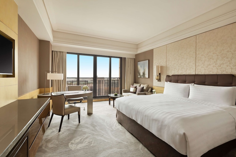 Premier King Room photo 3
