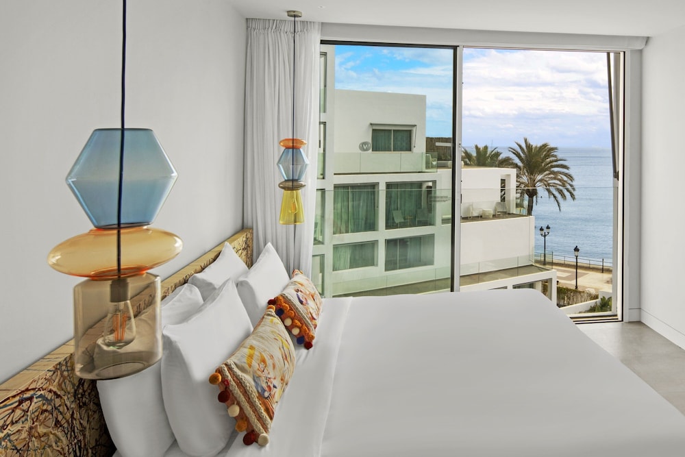 Suite, 1 King Bed, Sea View (Balcony) - Photo 1