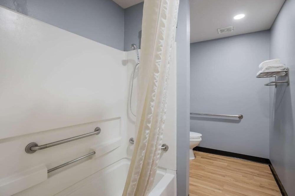 Suite, 1 King Bed, Accessible - Photo 4