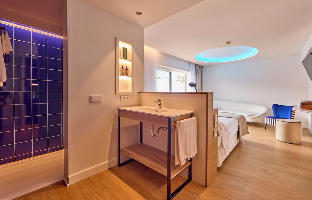 Junior Suite, Balcony, Partial Sea View (Lateral)