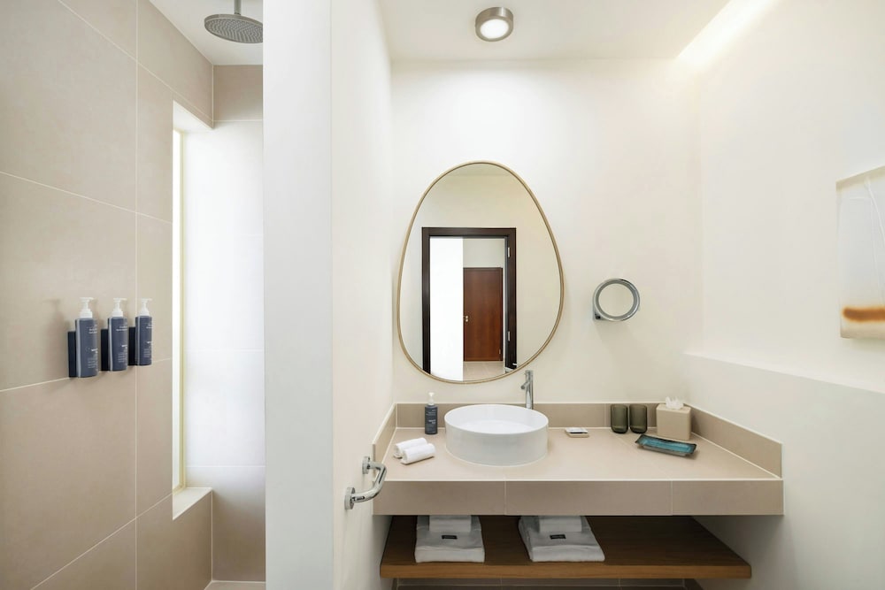 Deluxe Room, 1 King Bed, Balcony, Sea View - Photo 5