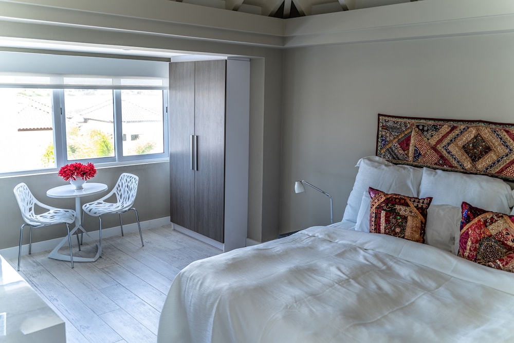 Mini-Master Pool View Suite (One King Bed) photo 2