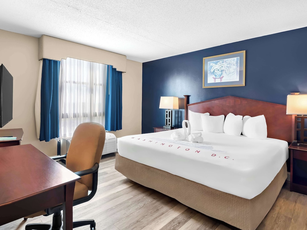 Suite, 1 King Bed, Non Smoking - Photo 2