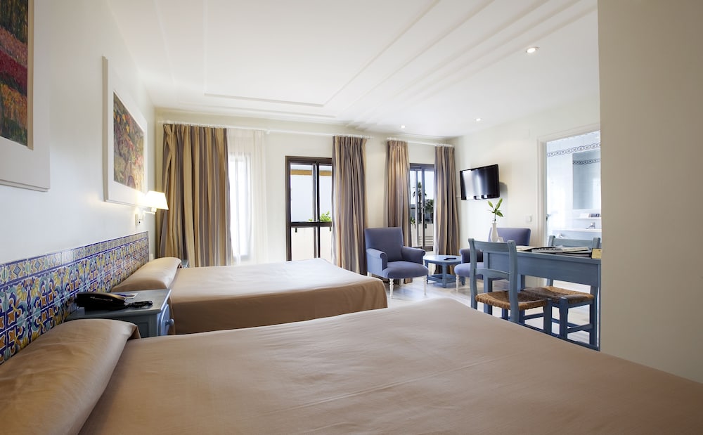 Superior Double Room (3 Adults) - Photo 2