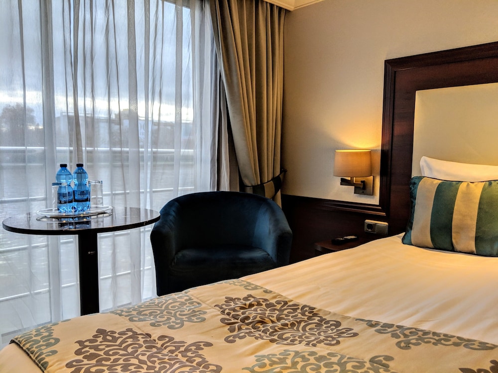 Comfort Double or Twin Room, 1 Queen Bed, River View photo 2