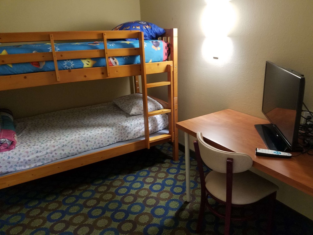 Suite, 2 Queen Beds, Non Smoking, Jetted Tub (Bunk beds) photo 3